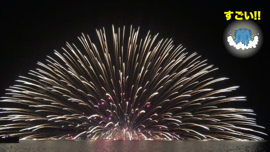 和倉の海に鮮やかな花火が